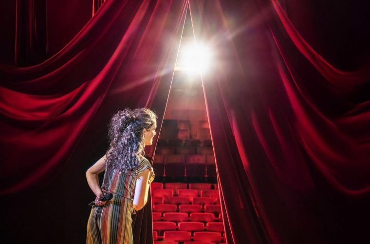 Rondleiding door verborgen plekken en achterscèneruimtes van theater Orpheus in Apeldoorn.