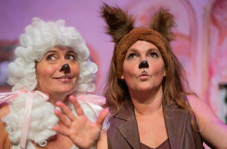 Theaterscène met twee figuren: Lady en een geheimzinnige hond in de Altioszaal Apeldoorn, een voorstelling vol verbeelding voor kinderen.