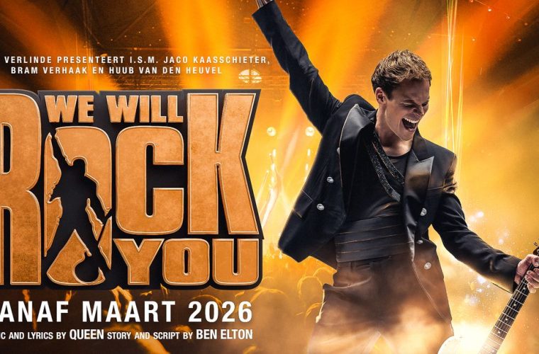 Poster of afbeelding van We Will Rock You musical met Queen-logo en futuristische scenografie