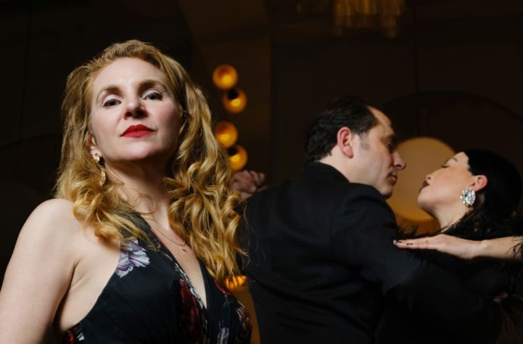 Podium in Rabobankzaal verlicht voor de tango-operavorstelling María de Buenos Aires met muzikanten en dansers