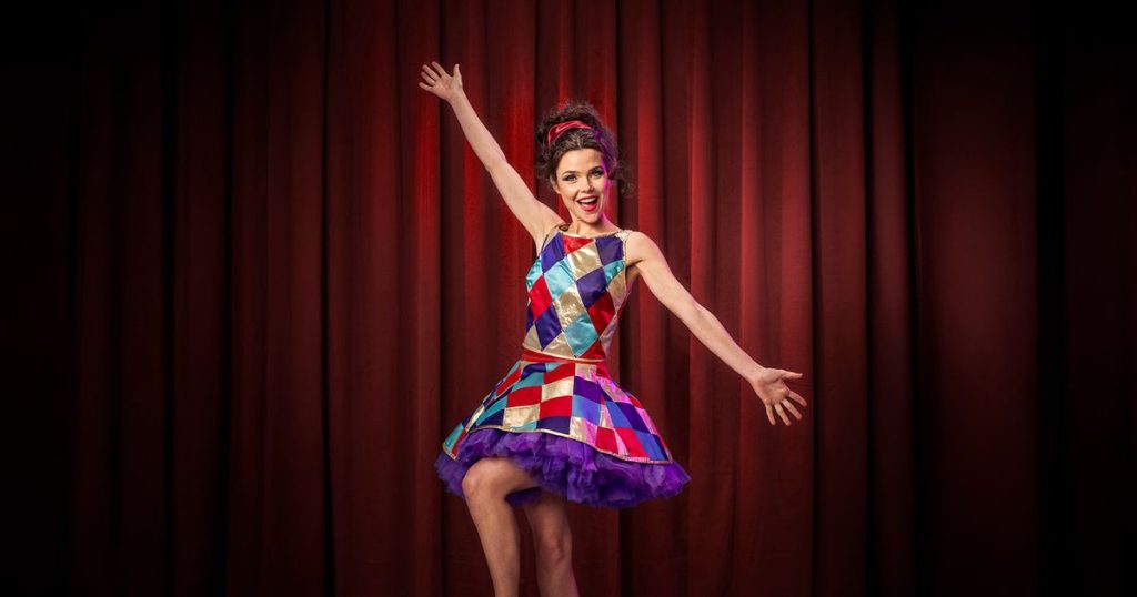 Diverse artiesten treden op tijdens Orpheus' Openingsshow in de Rabobankzaal in Apeldoorn
