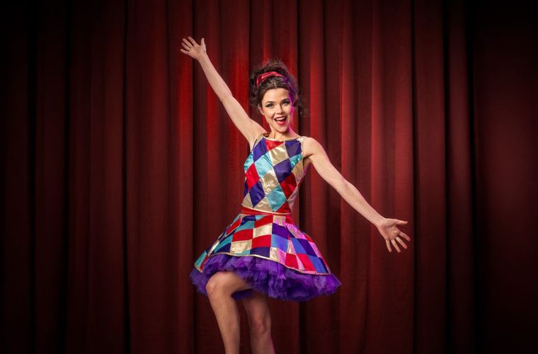 Diverse artiesten treden op tijdens Orpheus' Openingsshow in de Rabobankzaal in Apeldoorn