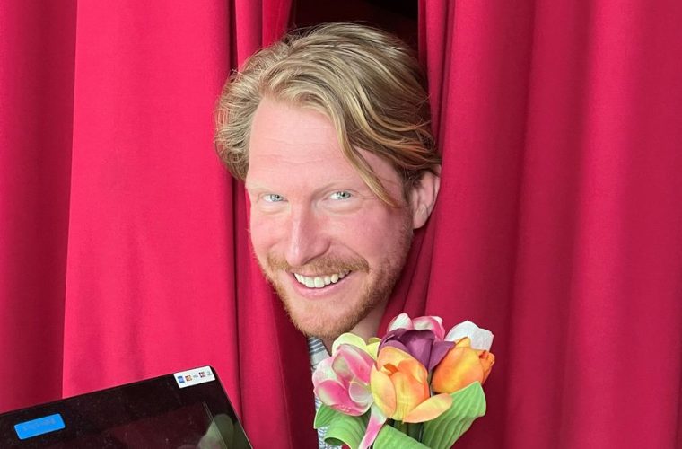 Cabaretier Kor Hoebe treedt op in de Hanoszaal in Apeldoorn