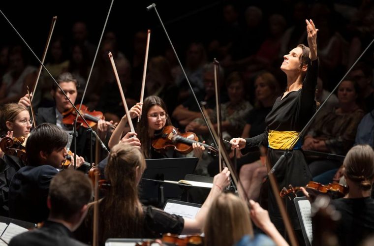 Groepsfoto van het Nationaal Jeugdorkest van Oekraïne, jong talent in klassieke uitvoering