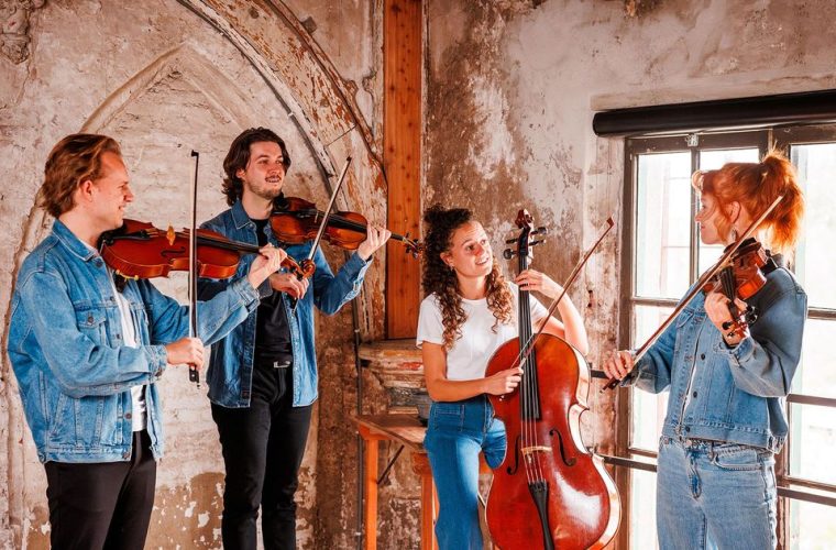 Gravity Strings voert muziekuitvoering op voor kinderen in de Altioszaal Apeldoorn