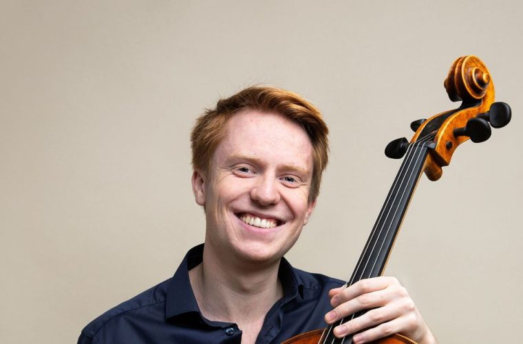 Bezoekers proberen verschillende muziekinstrumenten uit tijdens de interactieve muziekdag in Orpheus Apeldoorn