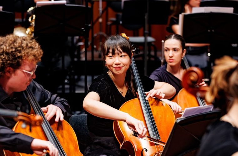 Het Nederlands Jeugd Orkest optredend in de Hanoszaal tijdens het slotconcert van Muziekzomer Gelderland.