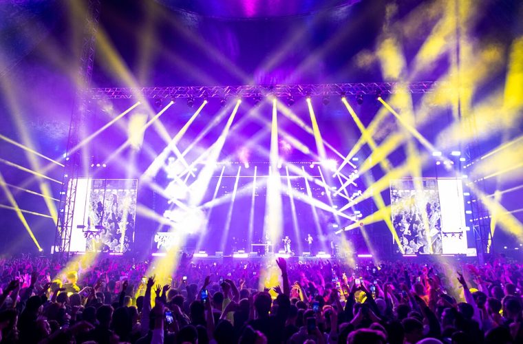 Stallenplein bij Paleis Het Loo in Apeldoorn met groene omgeving waar het Nederlands Jeugd Orkest Noord optreedt