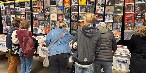 XXL Platenbeurs Apeldoorn zondag 13 december — markt-eten in Apeldoorn